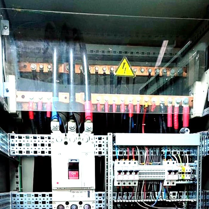 Barras de cobre y protecciones eléctricas instaladas por Servicios Volts