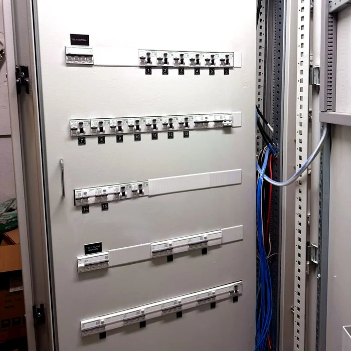 Tablero de distribución eléctrica rotulado en obra, instalado por Servicios Volts