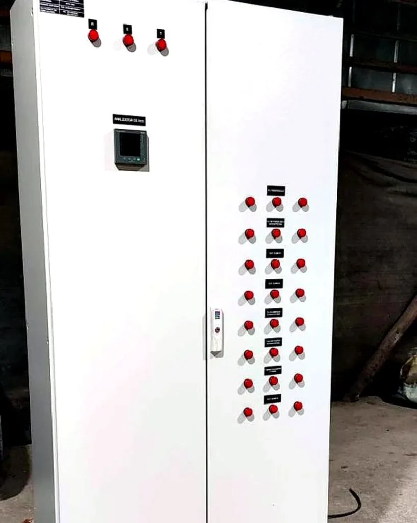 Tablero eléctrico general fabricado y rotulado por Servicios Volts, con analizador de red